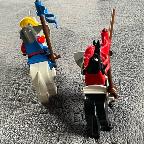 LEGO Knights Set with Black and White Horses - Picture 4 of 8